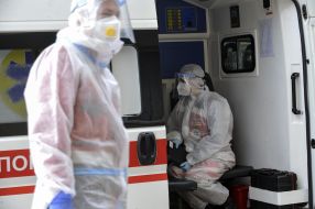 Медпрацівники біля автомобіля швидкої допомоги
