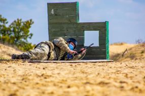 Військовослужбовець в медичній масці