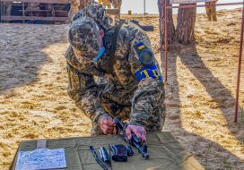 Військовослужбовець в медичній масці