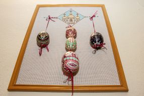 Панно з писанками на стіні на виставці «Великоднє диво»