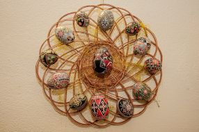 Панно з писанками на стіні на виставці «Великоднє диво»