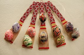 Панно з писанками на стіні на виставці «Великоднє диво»