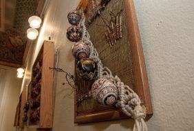 Панно з писанками на стіні на виставці «Великоднє диво»