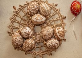 Панно з писанками на стіні на виставці «Великоднє диво»