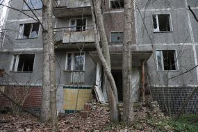 Полуразрушенное здание в Припяти