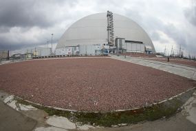 Confinement over the fourth power unit of Chernobyl