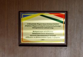 Bilingual memorial plaque on the wall