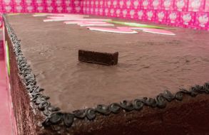 Presentation of a waffle bar in chocolate glaze