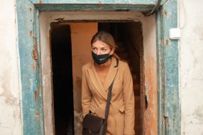 The journalist inspects a shelter in a residential building in one of the districts of Kharkiv