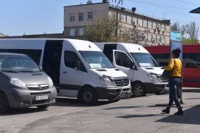 Маршрутки на малолюдному Центральному автовокзалі Запоріжжя
