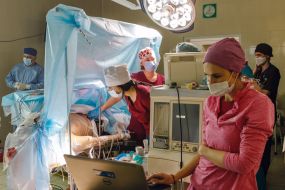 Surgery to remove a brain tumor (surgery to wake the patient)