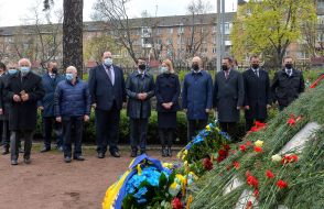 Участники церемонии возложения цветов к памятному знаку «Воинам Чернобыля»