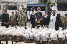 Metropolitan Epiphanius consecrates Easter cakes