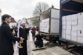 Metropolitan Epiphanius consecrates Easter cakes