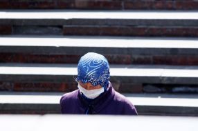 Літня жінка в медичній масці