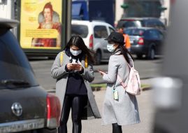 Перехожі на вулиці у Києві