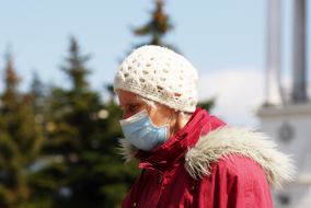 Літня жінка в медичній масці