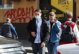 Перехожі на вулиці у Києві