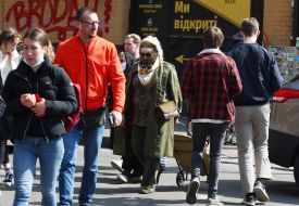 Перехожі на вулиці у Києві