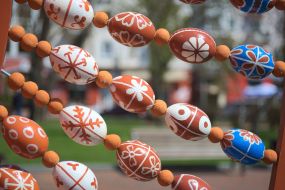 Фрагмент тематической фотозоны в виде трехметровой писанки