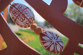 Фрагмент тематической фотозоны в виде трехметровой писанки