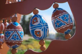 Фрагмент тематической фотозоны в виде трехметровой писанки