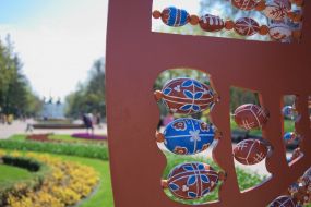 Фрагмент тематической фотозоны в виде трехметровой писанки