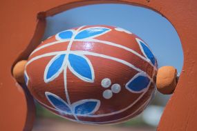 Фрагмент тематической фотозоны в виде трехметровой писанки