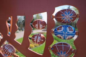 Фрагмент тематической фотозоны в виде трехметровой писанки