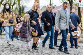 Люди з освяченими великодніми кошиками