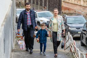 Люди з освяченими великодніми кошиками