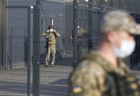 Українські військовослужбовці на КПВВ «Щастя»