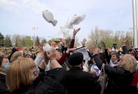 People came to Kulikovo field to honor the memory of those killed on May 2, 2014