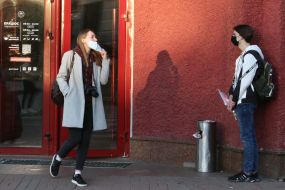 Молоді люди в медичних масках