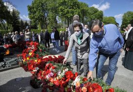 Покладання квітів до могили Невідомого солдата у парку Вічної Слави