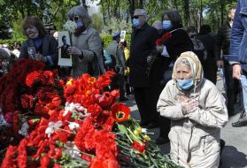 Laying flowers at the Tomb of the Unknown Soldier in the Park of Eternal Glory
