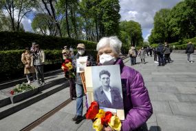 Laying flowers at the Tomb of the Unknown Soldier in the Park of Eternal Glory