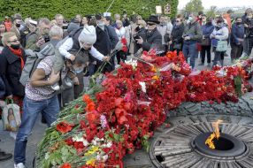 Покладання квітів до могили Невідомого солдата у парку Вічної Слави