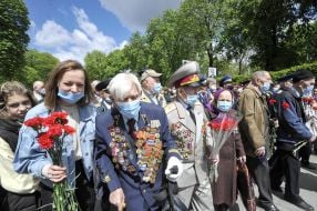 Laying flowers at the Tomb of the Unknown Soldier in the Park of Eternal Glory