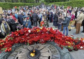 Покладання квітів до могили Невідомого солдата у парку Вічної Слави