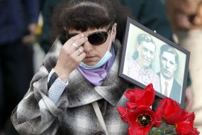 Покладання квітів до могили Невідомого солдата у парку Вічної Слави