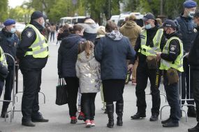 Покладання квітів до могили Невідомого солдата у парку Вічної Слави