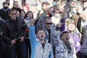 Покладання квітів до могили Невідомого солдата у парку Вічної Слави