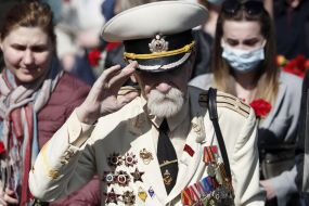 Покладання квітів до могили Невідомого солдата у парку Вічної Слави