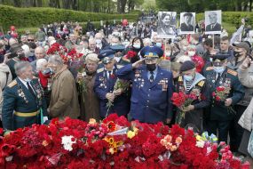 Покладання квітів до могили Невідомого солдата у парку Вічної Слави