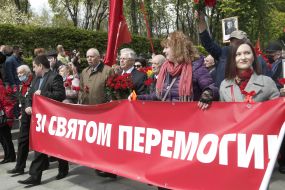 Покладання квітів до могили Невідомого солдата у парку Вічної Слави