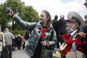 Покладання квітів до могили Невідомого солдата у парку Вічної Слави