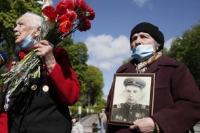 Покладання квітів до могили Невідомого солдата у парку Вічної Слави