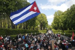 Покладання квітів до могили Невідомого солдата у парку Вічної Слави