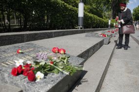 Покладання квітів до могили Невідомого солдата у парку Вічної Слави